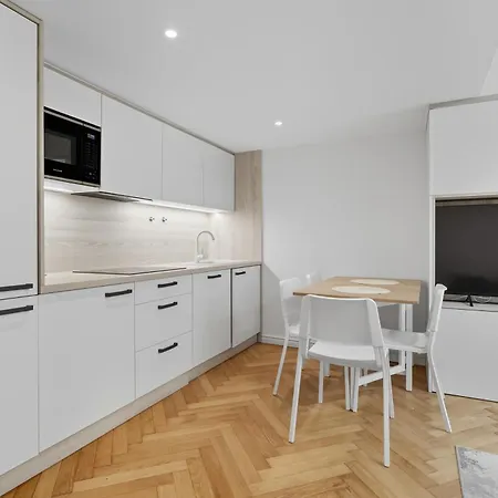 Moderny Prezidentsky Vedla Palaca S Vyhladom * ブラチスラヴァ